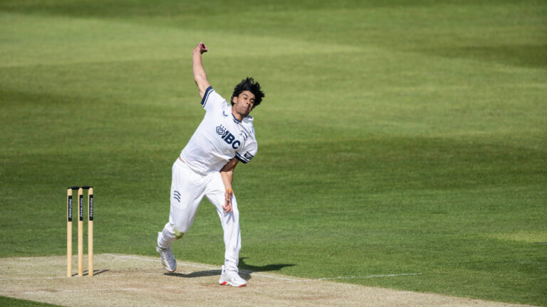 Sharma stars in fightback as Middlesex ride on Holden 182: کینٹ اور مڈل سیکس کے درمیان سنسنی خیز مقابلہ
